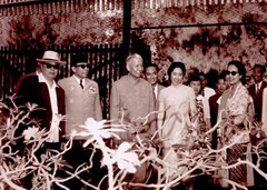 1963年劉少奇訪問印,蘇加諾總統夫婦陪同劉少奇夫婦參觀茂物植物園.