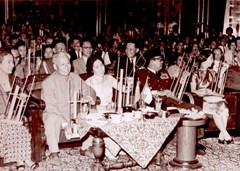 1963年劉少奇夫婦在印尼茂物總統行宮出席文藝晚會.