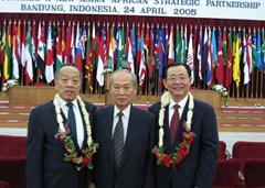 2005年亞非峰會中共中央辦公廳主任王剛、外交部長李肇星與司徒眉生合照.
