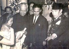 1963年劉少奇訪問印,蘇加諾總統攜女兒會見劉少奇,右二為司徒眉生.