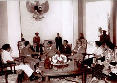 1965年4月蘇加諾總統和周恩來總理等在雅加達總統府舉行會談.
