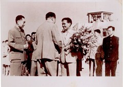 1956年9月30日蘇加諾總統應邀訪華,司徒眉生陪同迎候.