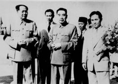 1956年9月30日印尼總統蘇加諾首次訪問中國,毛澤東等前來迎接.