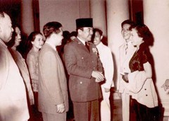 1957年蘇加諾總統接見中國文化藝術代表,圖為蘇加諾總統與中國著名女高音.