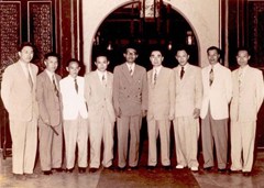 1955年萬隆會議,周恩來總理接見印尼記者並合影,左起第四人為司徒眉生.
