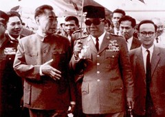1965年蘇加諾總統迎接周恩來總理訪問印.右二為司徒眉生.