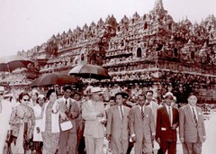 1963年劉少奇與司徒眉生陪同蘇加諾總統觀日惹波羅浮圖大佛樓.