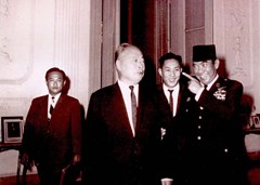 1965年初陳毅副總理訪問雅加達與蘇加諾總統會談,圖中為中方翻譯黃書海.
