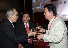 僑總梁仲虯向嘉賓祝酒