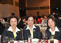 左起：僑總副理事長梁美滿、洪華，僑界青年協會監事長黃玉詩