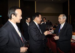 劉藝良常務副會長(左一)陪同林軍主席向僑總永遠會長梁仲虯祝酒