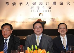 張祖榮代主席和全國僑聯主席林軍(左)、副主席陳有慶(右)