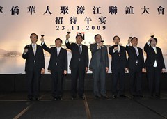 張祖榮代主席連同僑總負責人上台祝酒