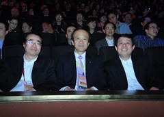 僑總劉藝良常務副會長陪同僑辦及中聯辦嘉賓觀賞演出