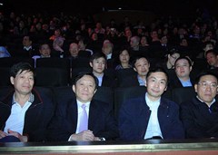 僑總黎振強會長陪同僑聯及中聯辦嘉賓觀賞演出