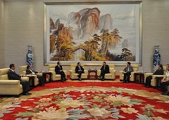 僑總前往中聯辦向青海省玉樹縣地震災區捐款照片