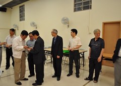 河北省政協主席和僑總會長交換名片