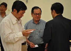 河北省政協主席和榮譽會長交換名片
