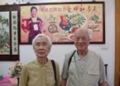 品嘗黃媽媽私房菜后留影