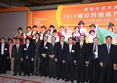 承辦單位的負責人與演員合照留念