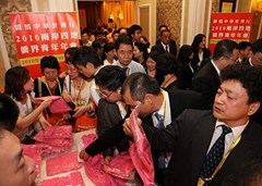 嘉賓們領取活動專用的T恤
