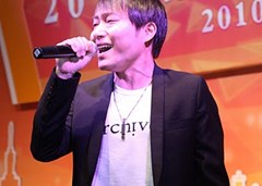 歌手表演助興
