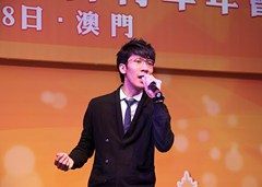 歌手表演助興