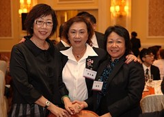 澳門僑界婦女協會會長周霓、常務副會長梁美滿（右一、二）與澳門婦聯總會理事長招銀英合照