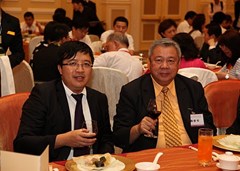 陳健英副會長(右)與澳門中總青委馬志毅主任祝酒