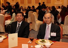 梁仲虯永遠會長(右)與中聯辦協調部高其興副部長合照