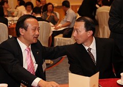 劉藝良常務副會長(左)與董中原副主席交談