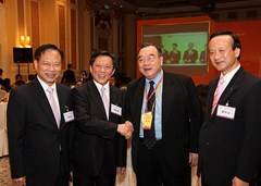 澳門歸僑總會負責人與台灣僑聯總會理事長簡漢生（右二）合照