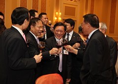 澳門歸僑總會負責人向林軍主席祝酒