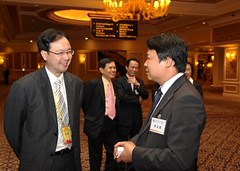 澳門僑界青年協會理事長畢志健與嘉賓交談
