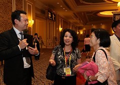 澳門僑界青年協會會長陳振豪與嘉賓交談