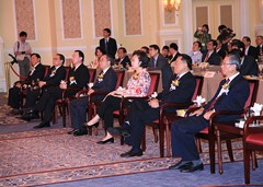 主禮嘉賓在台前就座