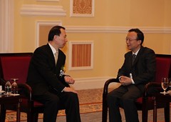 董中原副主席（左）與中聯辦台務部丁學新副部長交談