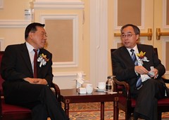 林軍主席與陳啓明主任交談