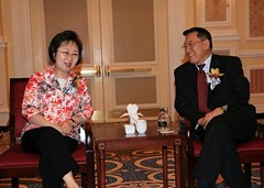 林軍主席與陳麗敏代理行政長官交談
