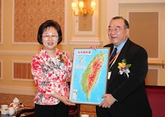 台灣僑聯總會理事長簡漢生（右）向陳麗敏代理行政長官致送紀念品