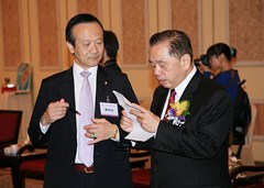 常務副會長劉藝良（左）與香港僑界社團聯會會長余國春交談