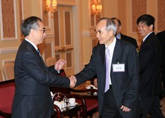 永遠會長梁仲虯（右）歡迎中聯辦副主任陳啓明蒞臨