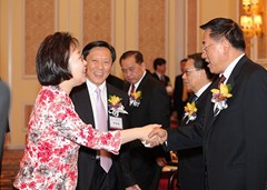代理行政長官陳麗敏（左）表示祝賀