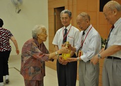 最年長者為勝者頒獎