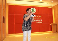 僑總梁美滿副理事長主持會議：今天的節目很豐富、多彩