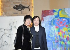 僑界青年協會監事長黃玉詩(右)與嘉賓合影