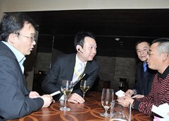 澳門僑界青年協會陳振豪會長(左二)與嘉賓交談