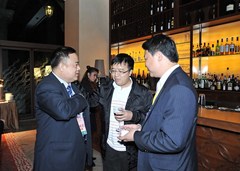 僑界青年協會理事長畢志健(右一)與嘉賓交談