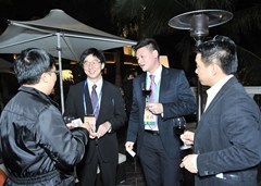僑界青年協會副理事長梁兆基(右一)招呼與會嘉賓