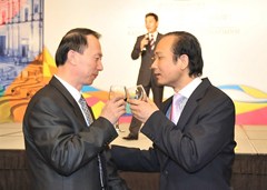 僑總副會長劉雅煌向董中原副主席敬酒